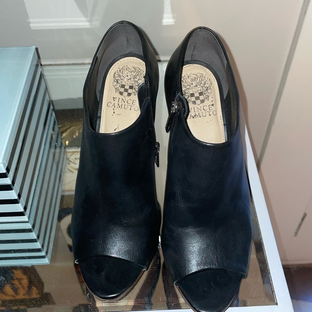 Vince Camuto size 8 black platform leather shoes